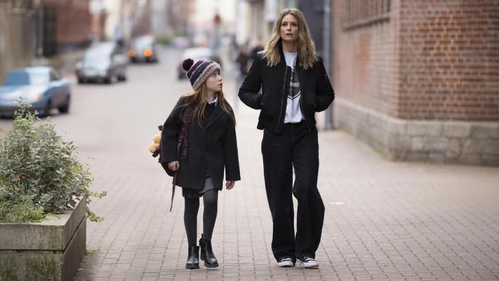 Anna Blézo et Jeanne Bournaud marchant dans une rue lilloise